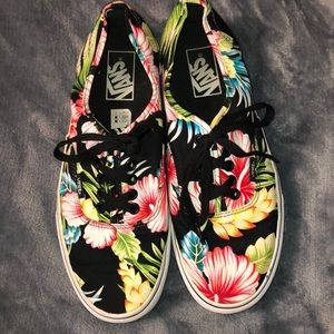 New vans 🌺 flowered 🌸 print shoes. Great shape!